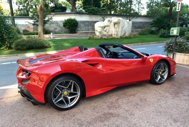 Monte Carlo, Monako - 4 Temmuz 2020: Kırmızı Ferrari - İtalyan süper spor arabası