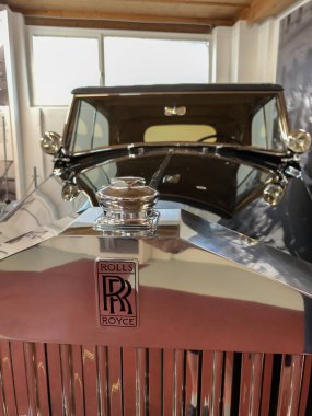 Bistra, Slovenya - 2 Ağustos 2020: Eski Yugoslavya Cumhurbaşkanı Tito 'nun arabası olan Bistra Kalesi' nde antika lüks bir Rolls Royce