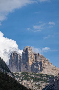 Toblach, İtalya - 9 Eylül 2020: Dolomitlerin en ünlü dağının manzarası: Tre cime di Lavaredo. Dağ üç tepe noktasıyla bilinir.
