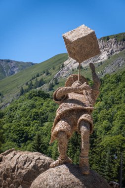 Les Verneys, Fransa - 8 Temmuz 2020: Valloire 'de saman ve yaz heykel yarışması. Peynirli çoban heykeli..