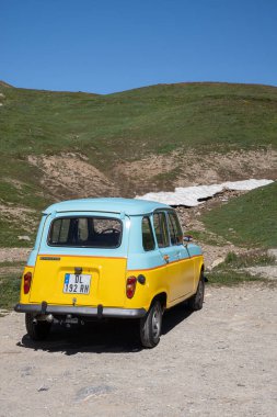Col du Galibier, Fransa - 8 Temmuz 2020: Renault 4 model mavi ve sarı renkli bir araba