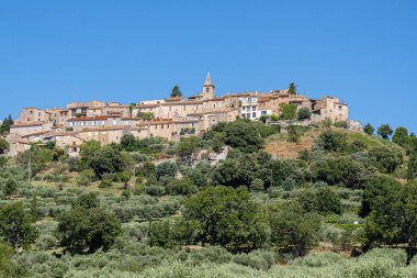 Montfort, Fransa - 7 Temmuz 2020 Montfort, Provence 'de bir tepenin üzerinde, üzüm bağları ve zeytin ağaçları olan bir köydür..