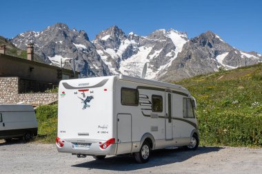 Col du Lautaret, Fransa - 7 Temmuz 2020: Fransa 'daki Col du Lautaret dağ geçidindeki karavan