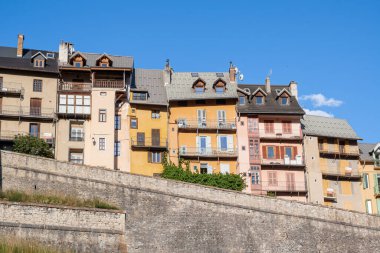 Briancon, Fransa - 7 Temmuz 2020: Briancon, Fransa 'nın güneydoğusundaki Provence-Alpes- Cote dAzur bölgesinde Hautes-Alpes departmanının bir turistik kasabasıdır..