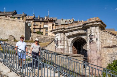 Briancon, Fransa - 7 Temmuz 2020: Briancon, Fransa 'nın güneydoğusundaki Provence-Alpes- Cote dAzur bölgesinde Hautes-Alpes departmanının bir turistik kasabasıdır..