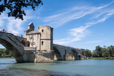 Avignon, Fransa - 7 Temmuz 2020 Pont Saint-Benezet Fransa 'nın güneyindeki Avignon kasabasında bulunan ünlü bir ortaçağ köprüsü..