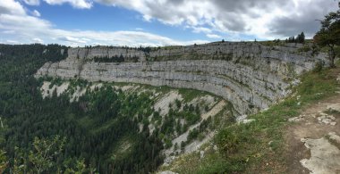 Creux du Van, İsviçre - 10 Ağustos 2018 Creux du Van yaklaşık 1400 metre genişliğinde ve 150 metre derinliğinde doğal kayalık bir sirktir.