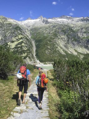 Grimselpass, İsviçre - 16 Ağustos 2016: Grimselpass bölgesinde yürüyüşçüler