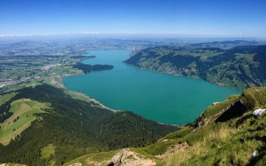 Rigi, İsviçre - 14 Ağustos 2016: Güneşli bir günde bir Rigi dağından gelen panoramik manzara.