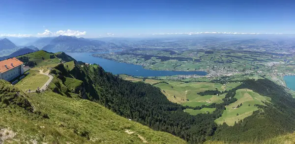 スイス 2016年8月14日 美しい晴れた日にリギ山からのスイスの風景のパノラマビュー — ストック写真