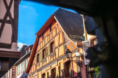 Ribeauville, Alsace 'deki geleneksel yarı keresteli ev, mavi gökyüzü, çerçeve.