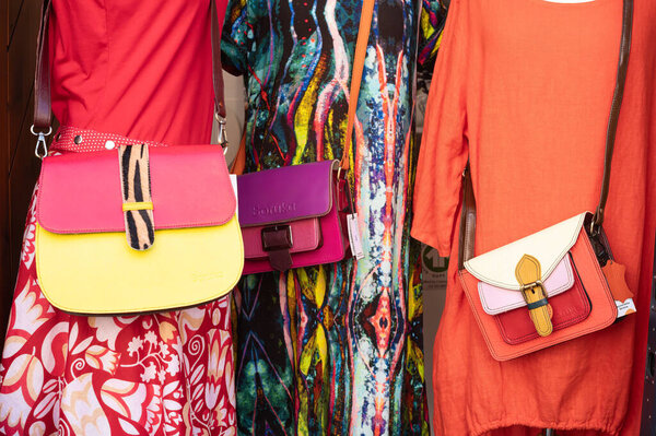 Рибовиль, Франция - 24 августа 2025 года: бренд моды Soruka, сумки ручной работы и аксессуары в витрине.