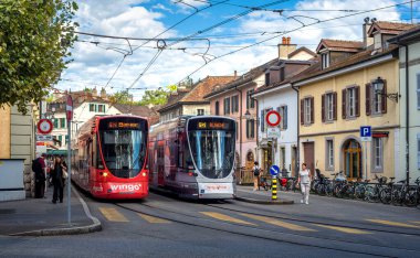Cenevre, İsviçre - 9 Eylül 2025: Carouge 'daki tramvaylar Cenevre' nin tarihi bir parçası. Büyüleyici mimarisi, zengin kültürel mirası ve canlı topluluğuyla tanınır.,