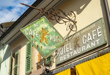 Cenevre, İsviçre - 9 Eylül 2025: Au Lion Or, Cenevre kantonunun resmi bir bölgesi olan Carouge 'da yer alan ünlü bir restoran ve oteldir.