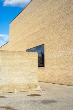 Tuğla ve beton yapılarla modern mimari manzara.