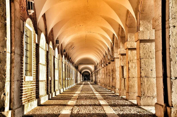 Aranjuez Kraliyet Sarayı 'nı ziyaret edin. Öğleden sonra güneşi size gölgeler oluşturdu..