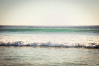 Gökyüzü ve ufukta deniz dalgaları