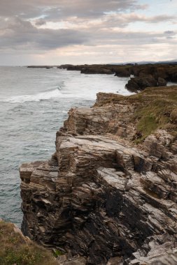 Büyük kayalıkları ve uçurumları olan Galiçya plajı
