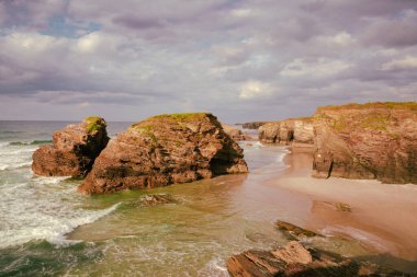 Büyük kayalıkları ve uçurumları olan Galiçya plajı