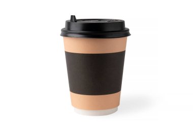 Kahverengi ve bej fincanlar, beyaz arka planda siyah kapaklı kahve.