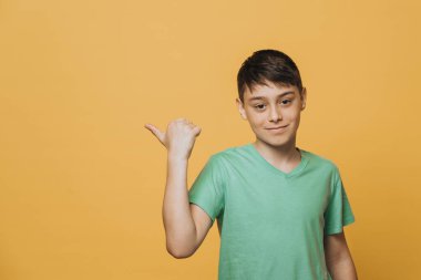 Yeşil tişört giymiş, kahverengi gözlü yakışıklı bir çocuk. Başparmağıyla fotokopi alanını işaret ediyor. Sevimli gülüyor, tatmin oluyor, sarı arkaplan üzerinden tercihi onaylıyor. Satış konsepti
