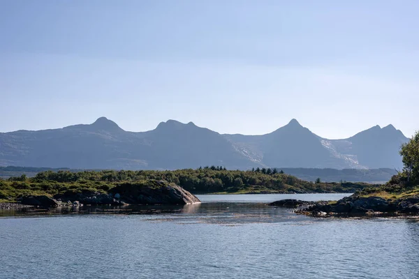 雄伟的挪威山和海洋景观 — 图库照片