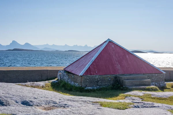 ノルウェーの雄大な山とコンクリートの淡水も海の風景 — ストック写真