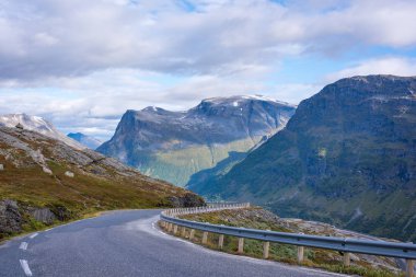 Yol aşağı Norrway dağda Geiranger açmaktadır. Nefes kesici dağ aralıkları ve manzara ile Norveç'in doğa güzel manzaralı.