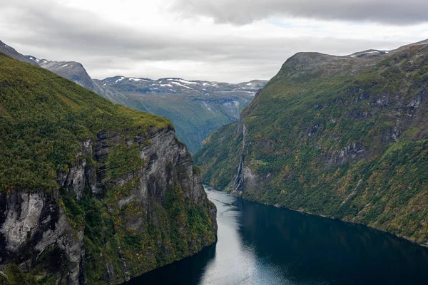 Geiranger fiyort UNESCO Dünya Miras Listesi, yağmurlu ve bulutlu yaz günü. Şelale yedi kız kardeş ve dik kayalıklarla gösterilen.