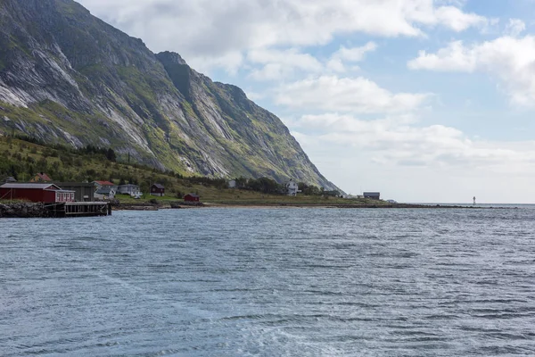 ロフォーテン諸島の夏の海の見える山の風景 息をのむ山脈と緑の山は鋭いノルウェーの美しい自然 — ストック写真