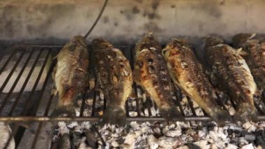 Izgarada kızartılmış balığın süreci