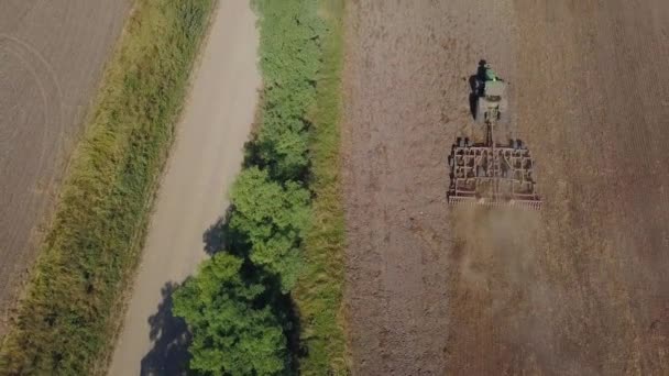 Letecký pohled. Traktor obdělává zemědělskou půdu. — Stock video