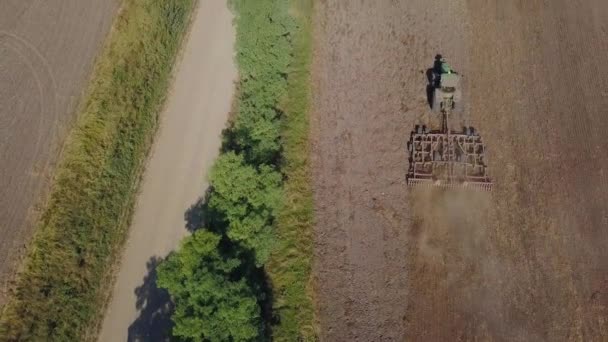 Luchtfoto 's. Trekker verbouwt landbouwgrond. — Stockvideo