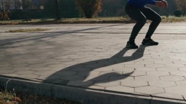 Sporcu gölün kıyısında fiziksel egzersiz yapıyor..
