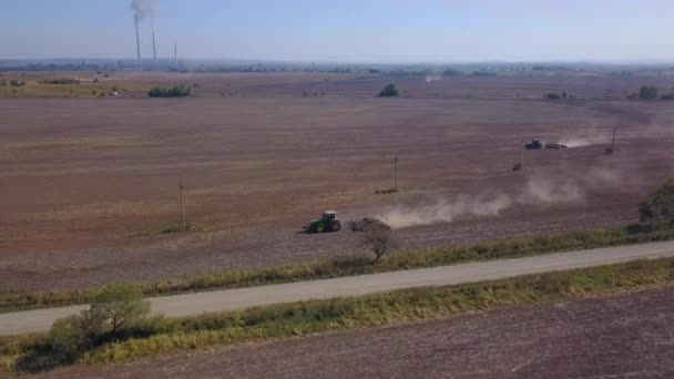 Mezőgazdasági földterület művelésére szolgáló traktorok drónlövése. — Stock videók