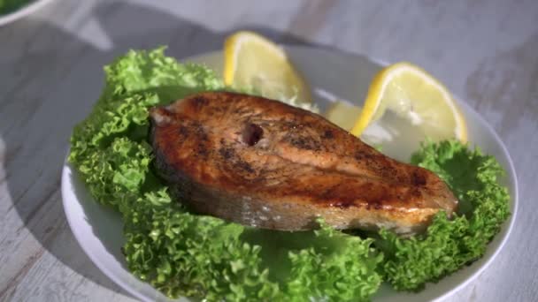 料理は鮭のステーキソースを注ぐ. — ストック動画