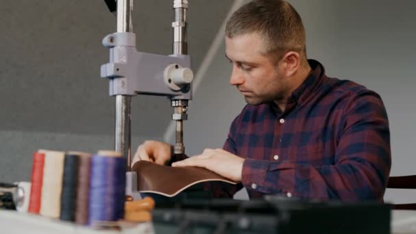 Proses pembuatan dompet kulit buatan tangan. Man membuat stamping pada kulit. Bisnis sendiri. Buatan tangan. — Stok Video