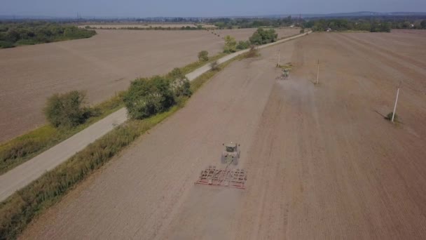 Vista aérea. Tractor cultiva tierras agrícolas. — Vídeos de Stock