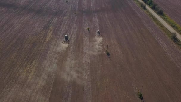 Tarım arazisi eken traktörlerin insansız hava aracı atışları. — Stok video