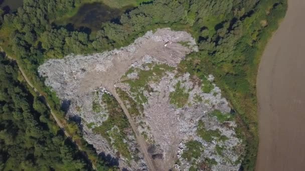 Dépotoir naturel près de la rivière Dniester. catastrophe écologique