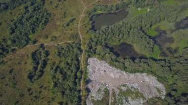 Dinyester Nehri 'nin yakınındaki doğal çöplük. ekolojik felaket
