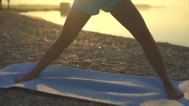 Sahilde ısınma turu. Spor, yoga, gün doğumu, ağır çekim, deniz