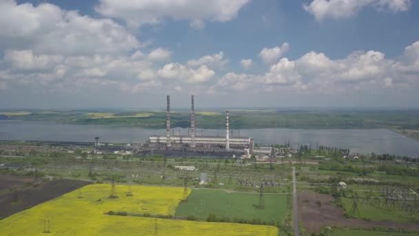 인공 저 수지의 배경에 있는 열 발전소입니다. 드론 영상이야. 화석 연료로부터의 전기 생산. 석탄과 연료 기름의 압축. 우크라이나의 버시 친. — 비디오