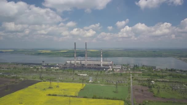 Thermische centrale op de achtergrond van een kunstmatig reservoir. Video van de drone. Elektriciteitsproductie uit fossiele brandstoffen. Verbranding van kolen en stookolie. Burshtyn Oekraïne. — Stockvideo