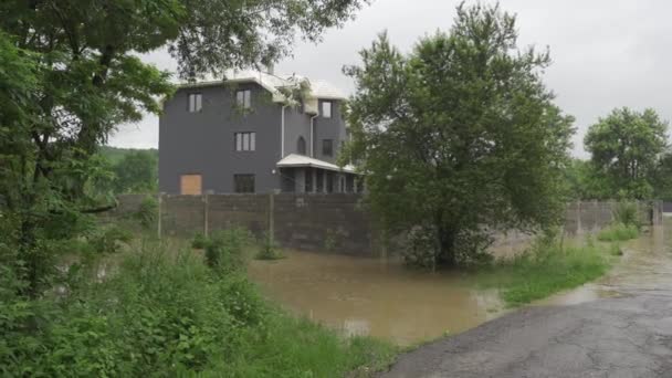 Inundou a casa privada durante uma inundação. Chove e o nível da água sobe. Limnitsa River Ucrânia . — Vídeo de Stock