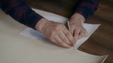 El yapımı deri cüzdan üretme işlemi. Büyücü deri kabuğuna bir iz bırakıyor. Kendi işim var. El yapımı..