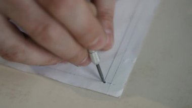 El yapımı deri cüzdan üretme işlemi. Büyücü deri kabuğuna bir iz bırakıyor. Kendi işim var. El yapımı..
