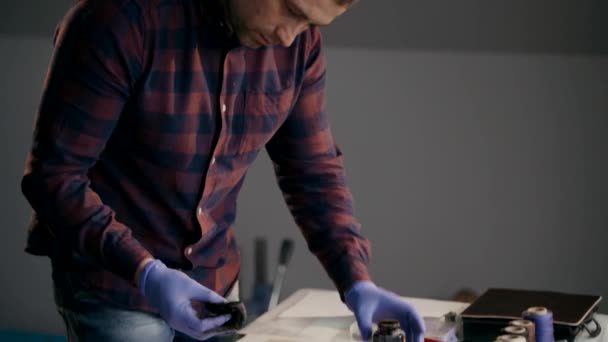 ハンドメイドの革財布を製造するプロセス。主人は茶色の革を一枚塗ります。手作り. — ストック動画