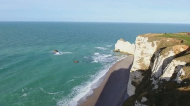 Etretat, Normandiya, Fransa ve Avrupa 'daki kayaların hava görüntüsü