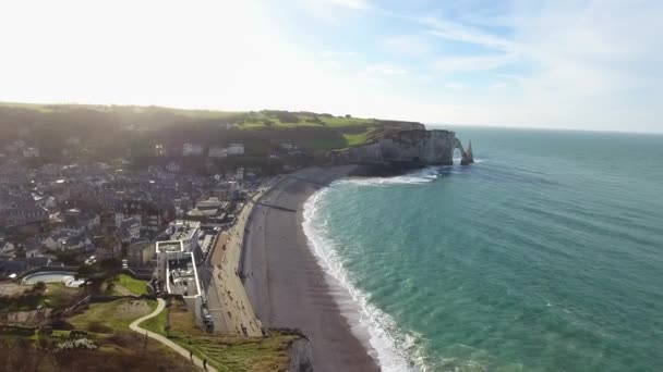 Luftaufnahme der Stadt Etretat, Normandie, Frankreich, Europa 4K Dezember 2016 — Stockvideo